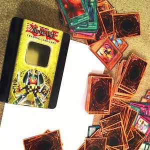 VINTAGE YUGIOH CARDS *RARE* COLLECTIBLE TIN + 200 CARDS KONAMI TRADING CARD GAME